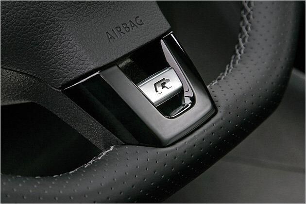 Das Lenkrad mit perforiertem Leder und dezentem R-Logo