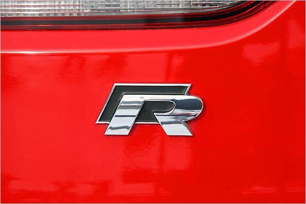 Am Heck weist ein kleines "R" den stärksten bisher gebauten Serien-Golf aus