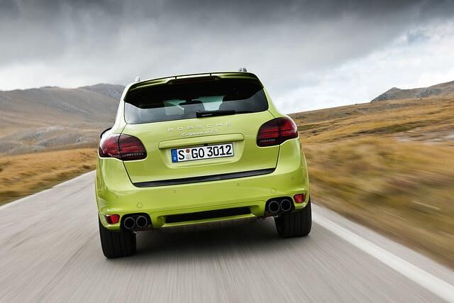 Tempo 100 ist aus dem Stand in 5,7 Sekunden erreicht (Cayenne S: 5,9 Sekunden), die Höchstgeschwindigkeit liegt bei 261 km/h