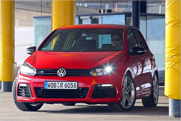 Der Golf R kostet als Dreitürer ab 36.400 Euro, für den Fünftürer (im Bild) sind mindestens 37.165 Euro anzulegen