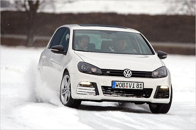 Driften auf Eis: Profi Hans-Hoachim Stuck (am Steuer) zeigt, wie es geht ...