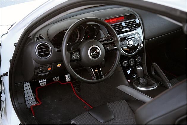 Ein sportliches Cockpit empfängt den Fahrer