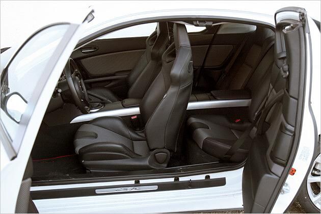 Eine breite Mittelkonsole trennt die Passagiere im RX-8