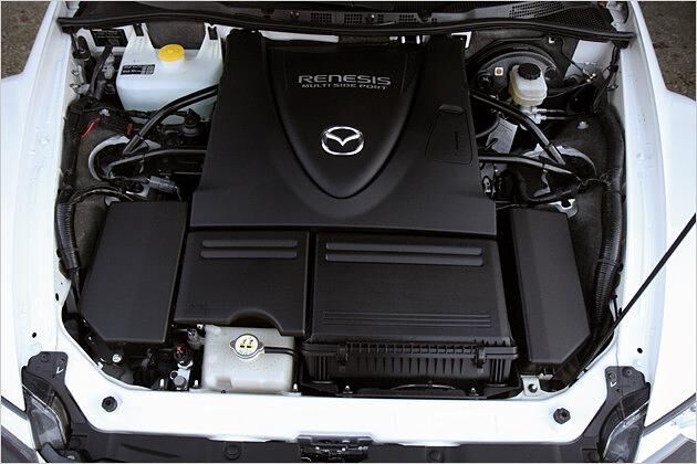 Von dem Wankelmotor unter der Haube ist vor lauter Plastik nichts zu sehen