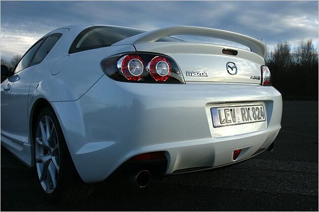 Eindrucksvoller Anblick: Das RX-8-Hinterteil mitsamt Spoiler