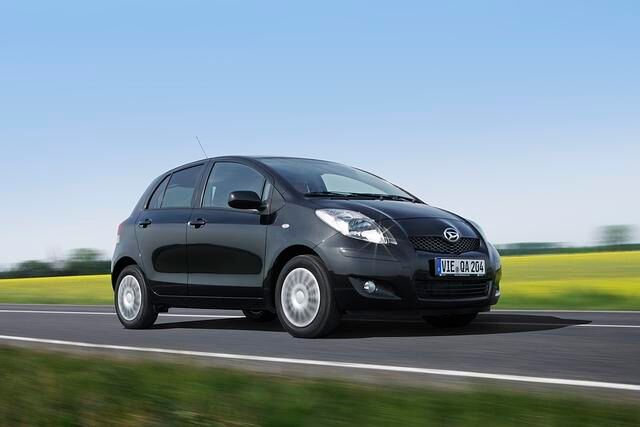 Der Daihatsu Charade ist bis auf das Logo mit dem alten Toyota Yaris identisch