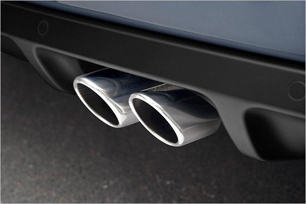 Verchromte Auspuffblenden weisen auf die beiden Topmotorisierungen hin