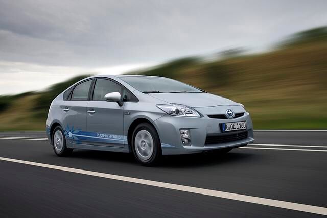 Der Toyota Prius PHEV soll mit 2,2 Litern Sprit auskommen