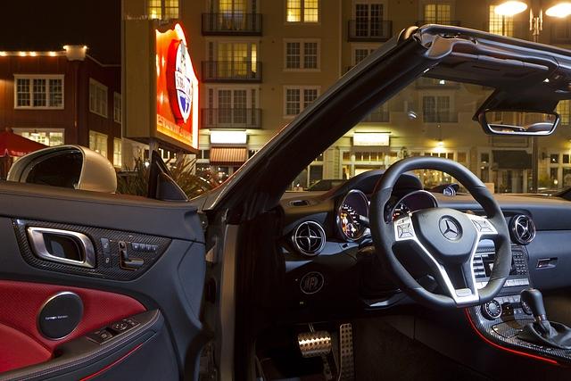 Zahlreiche Karbo-Komponenten werten das Cockpit auf