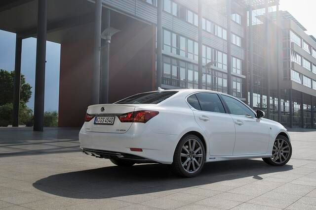 Im GS 250 sorgt ein V6-Benziner mit 154 kW/209 PS für Vortrieb, der ab 45.200 Euro in der Preisliste steht