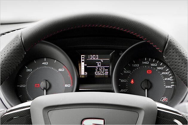 Drehzahlmesser und Tachometer liegen in Röhren, die Nadeln stehen im Leerlauf senkrecht nach unten