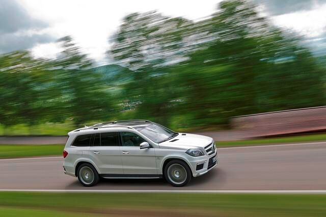 Der 5,5-Liter-V8-Biturbo (410 kW/557 PS) ist für eine Beschleunigungsorgie von 4,9 Sekunden auf Tempo 100 gut