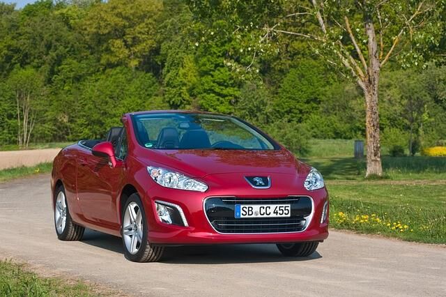 Der Peugeot wartet mit Stahldach auf