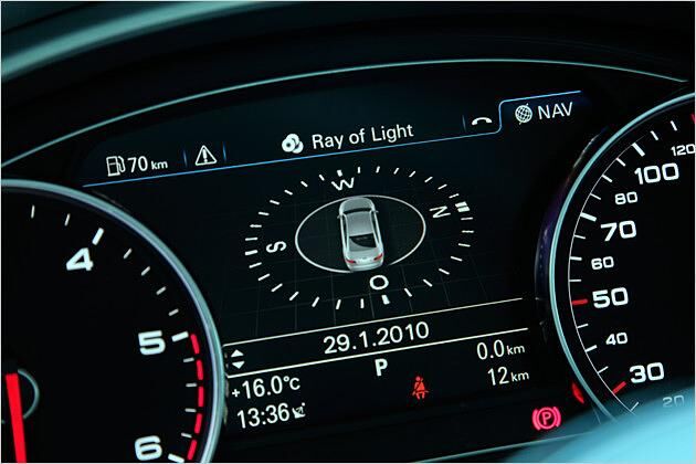 Im Zentraldisplay fungiert je nach Einstellung der A8 als Kompass-Nadel