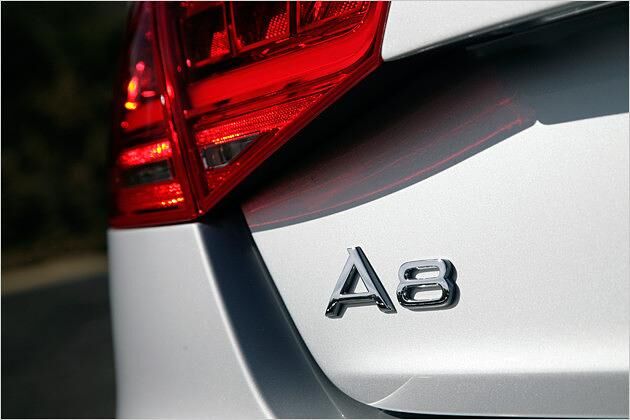 Der neu A8 wird von Audi ins Rennen geschickt, um der Mercedes S-Klasse und dem BMW 7er Marktanteile wegzunehmen