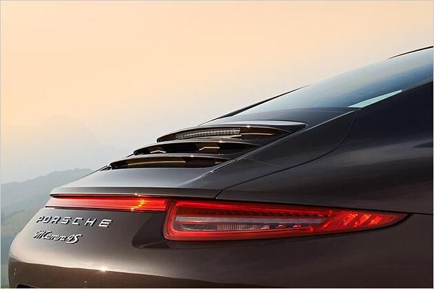 Unter den drei Luftöffnungen ist der Motor untergebracht. Im Fall des 911 Carrera 4S handelt es sich um einen 3,8-Liter-Boxermotor mit 400 PS