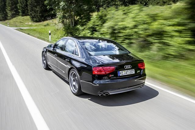 Die AS8 genannte Limousine kommt dank geänderter Motorelektronik des 4,2-Liter-Turbobenziners auf 456 kW/620 PS