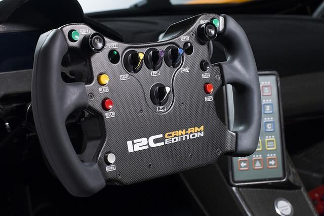 Als Steuerrad setzt Lotus das Lenkrad des serienmäßigen Renners 12 C GT3 ein
