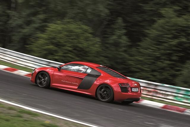Der Elektro-Audi tritt unter anderem gegen die Elektroversion des Mercedes SLS an