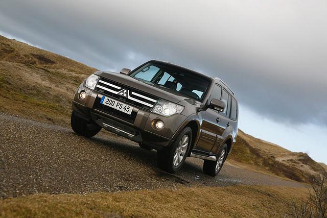 Der Mitsubishi Pajero hat Rallye-Trophäen im Schrank