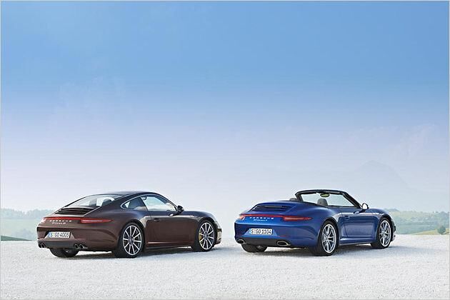 Der Porsche 911 Carrera mit Allradantrieb startet bei 97.557 Euro, fürs entsprechende Cabrio werden mindestens 110.290 Euro fällig
