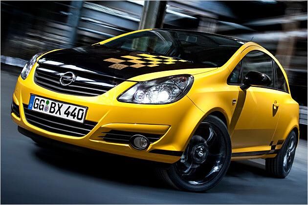 Noch etwas sportlicher fällt der Corsa Color Race aus: Hier gibt es eine Motorhaube im Racelook