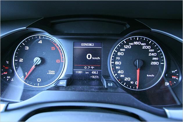 Der Tachometer endet zwar bei 280 km/h an, doch die Höchstgeschwindigkeit ist bereits bei 208 km/h erreicht