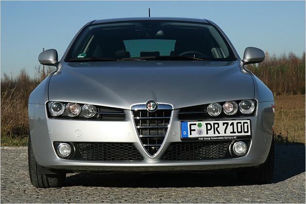 Böser Blick: Das 159-Gesicht mit runden Scheinwerfern und typischem Alfa-Grill