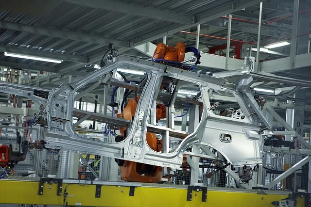 Wie bislang nur bei der Schwestermarke Jaguar, bauen die Briten den Range Rover zum ersten Mal komplett aus Aluminium