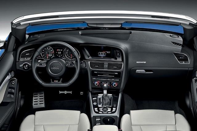 An den Sportsitzen aus Alcantara und Leder, dem Lenkrad, den Aluminiumeinlagen und am Schalthebel findet sich der RS5-Schriftzug