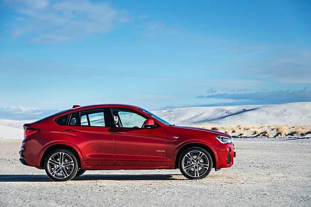 Natürlich sportlicher und schnittiger als der X3, flacher und eher in der Breite betont, sieht der X4 aber in jeder Perspektive stimmig aus.