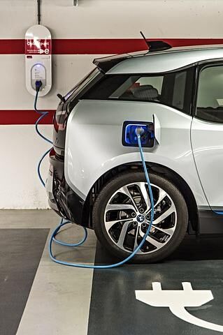 BMW gibt eine Batteriekapazität von 18,8 Kilowattstunden (kWh) an und errechnet aus dem Normverbrauch von 12,9 kWh nebst Rekuperation eine theoretische Reichweite von 190 Kilometern.