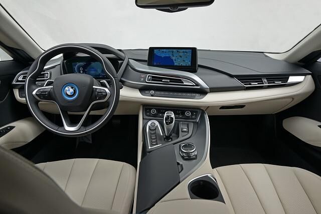 Das Cockpit ist stilvoll-futuristisch