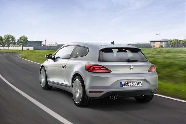 Die Heckklappe trägt eine stärker ausgeformte Falz in ihrer Mitte, geöffnet wird sie jetzt über einen als VW-Logo getarnten Griff