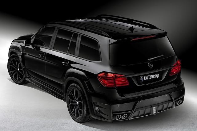 Damit zum dunklen Kleid des wuchtigen SUV auch das Schuhwerk passt, hat Larte dem GL “Black Crystal“ 22-Zoll-Leichtmetallräder mit kantigen Doppelspeichen aufgezogen.