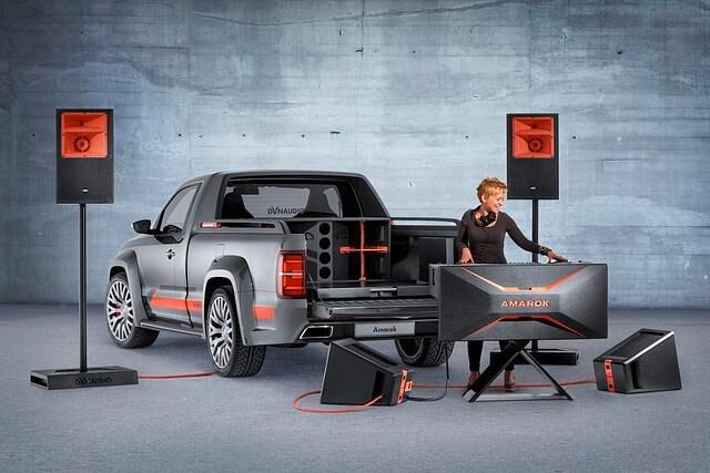 Ist das Soundsystem aufgebaut, betätigt sich der DJ am Mischpult von Allen & Heath, die Zuschauer werden über Lautsprecher von Void Acoustics beschallt, deren Design extra für den Amarok kreiert wurde