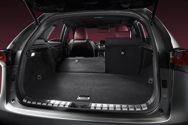 Als Mix aus Geländewagen und Kombi braucht der NX auch einen ausreichend großen Kofferraum
