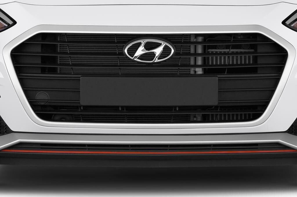 Hyundai I30 (Baujahr 2015) Turbo 3 Türen Kühlergrill und Scheinwerfer