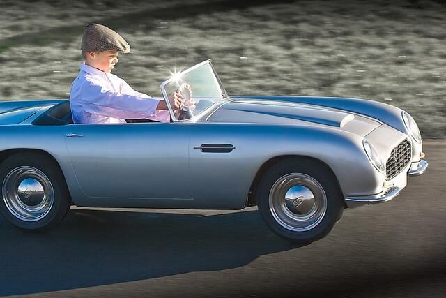 Das DB Convertible Junior ist dem Aston Martin DB-Modell der 60er Jahre nachempfunden und alles andere als ein klappriges Tretauto.