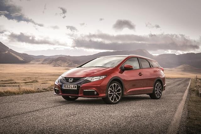 Der Honda Civic Tourer kostet in Verbindung mit einem 88 kW/120 PS starken 1,6-Liter-Dieselmotor in der Basisversion ab 21.550 Euro.