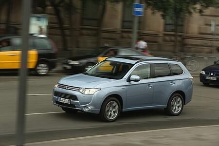 Mitsubishi Outlander PHEV - Drei Motoren sparen besser (Kurzfassung)