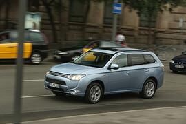 Mitsubishi Outlander PHEV - Drei Motoren sparen besser (Kurzfassung)
