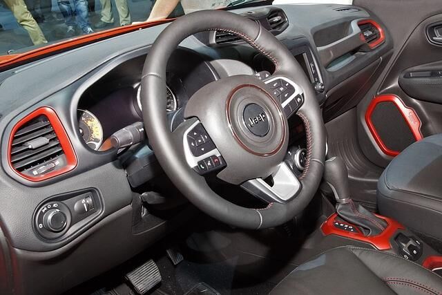 Der Innenraum wirkt aufgeräumt, die guten Platzverhältnisse des Fiat 500L kommen dem kleinen Offroader zugute.