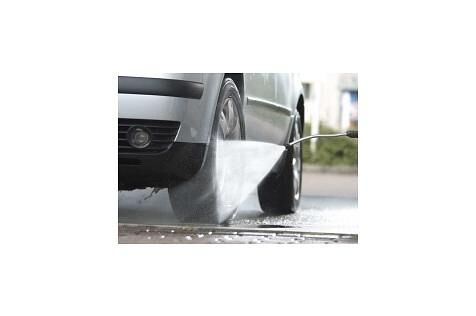 Die Winterreifen müssen sauber gemacht werden bevor diese in den Sommerschlaf eingemottet werden