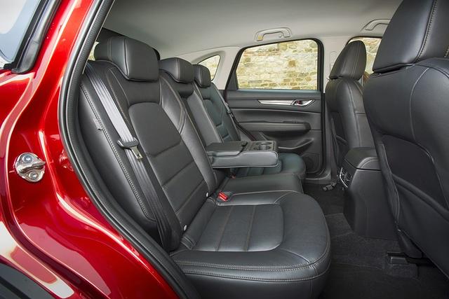 Wie schon beim Vorgänger bietet der Mazda CX-5 seinen Fondgästen viel Bein- und Kopffreiheit
