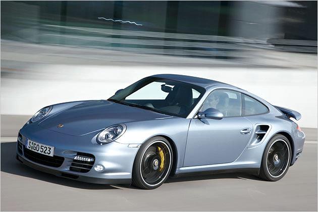 Die S-Variante unterscheidet sich durch mehr Leistung und verbesserte Fahrwerte vom 911 Turbo