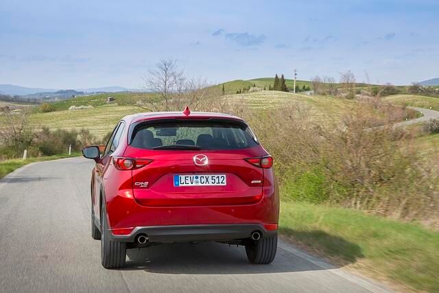 Obwohl die Abmessungen bis auf die zwei Zentimeter, die der Neuling in der Höhe eingebüßt hat, gleichgeblieben sind, steht das Mazda-SUV jetzt satter auf der Straße