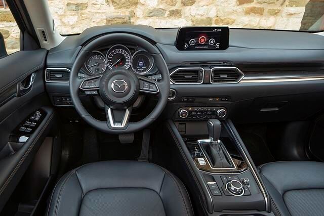 Auch der Innenraum des Mazda CX-5 wird spürbar aufgewertet. Chromumrandungen, Klavierlack auf der Mittelkonsole, eine auch fühlbar höhere Materialanmutung und auf Wunsch feines, weiches Leder – das...