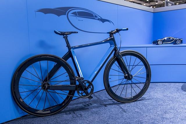Auf Wunsch kann man das Bugatti Bike in der gleichen Farbe wie den Bugatti bekommen. Allein die Lackierung des Rads soll 200 bis 400 Arbeitsstunden in Anspruch nehmen