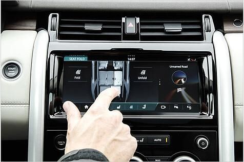 Die Sitze lassen sich über das Infotainmentsystem elektrisch um- oder aufklappen